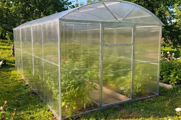 теплица домик с арочной крышей